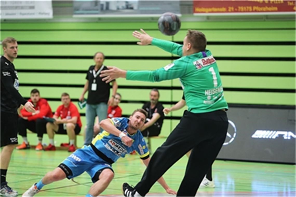 Michael Hohnerlein von der SG Pforzheim/Eutingen prüft in der Bertha-Benz-Halle den Leutershausener Schlussmann Alexander Hübe.Foto: Rubner