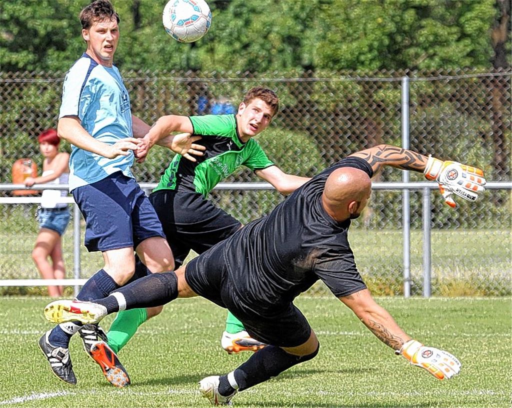Michael Horntrich (re. hier im Auswärtsspiel beim VfR Sersheim am Sonntag mit Matthias Kloz, Mühlhausen, li. und dem Sersheimer Daniel Koopmann) wird heute wieder das Tor des TSV Mühlhausen hüten.  Foto: Bürkle