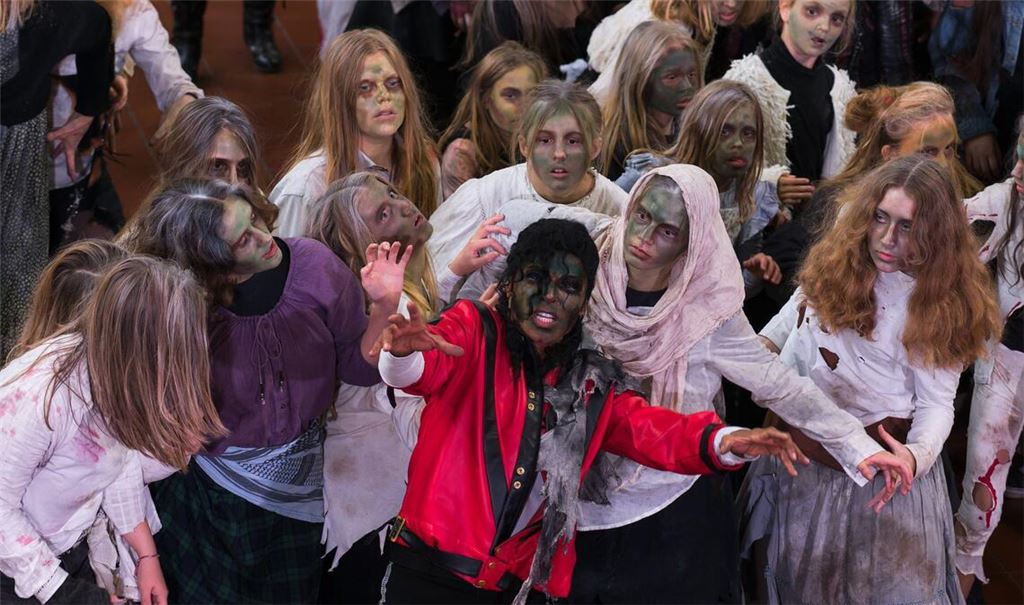 Michael Jackson Imitator Koffi Missah tanzt mit rund 150 Fans aus Deutschland, Österreich und der Schweiz die ikonische Thriller-Choreografie in der Wandelhalle im Hauptbahnhof.
