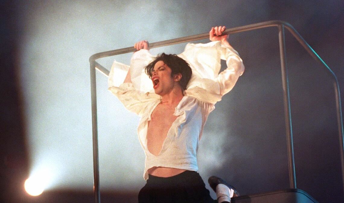Michael Jackson am Geländer der Hebebühne in der Duisburger Rhein-Ruhr-Halle am Abend des 4. November 1995. (Archivbild)