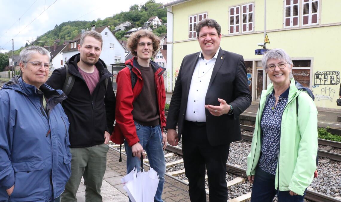 Michael Joukov (2.v.re.) besichtigt mit Eva Blum (v.re.), Marlon Frommer, Theo Seemann und Heidi Wendelstein drei Bahnhöfe in Mühlacker und Maulbronn. Foto: Steigleder