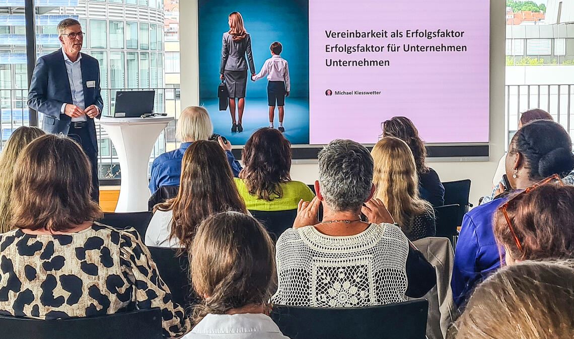 Michael Kiesswetter, Organisationsberater aus Düsseldorf, stellt die Vereinbarkeit von Beruf und Familie als Erfolgsfaktor für Unternehmen vor. Fotos: Metzbaur