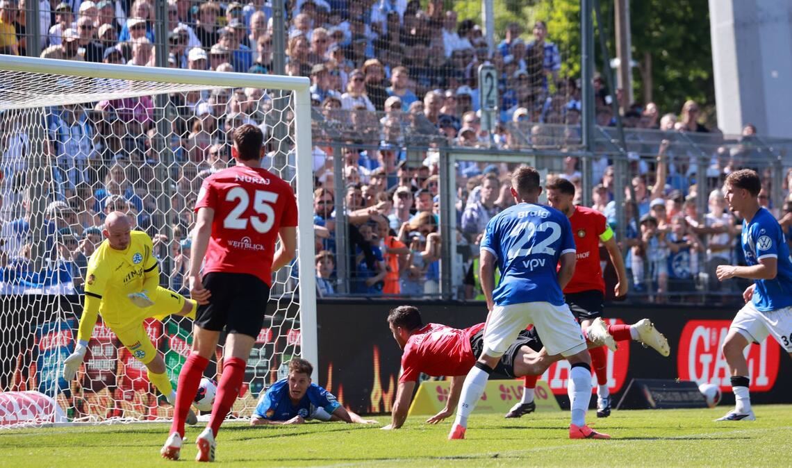 Michael Kleinschrodt erzielt das 1:0 für Großaspach.