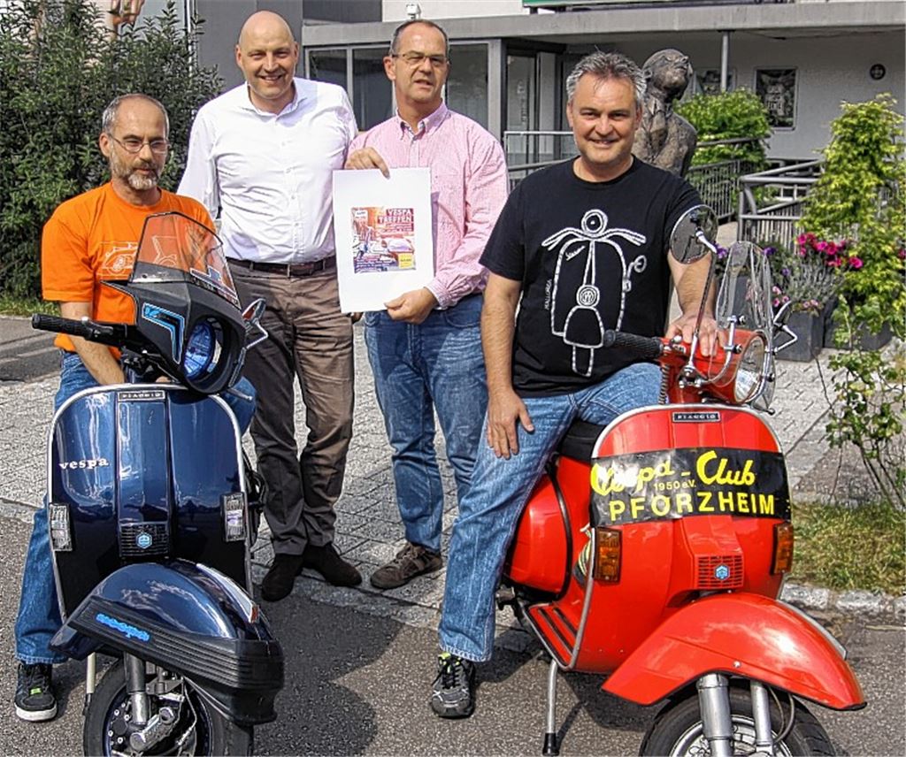 Michael Klingel (re.) und Jochen Heilemann (li.) vom Vespa-Club Pforzheim mit Klaus Sämann, Chef des gleichnamigen Modehauses (2.v.li.) , und dem Organisator des Vespa-Treffens am 20. Juni, Steffen Vögele. Foto: Sadler