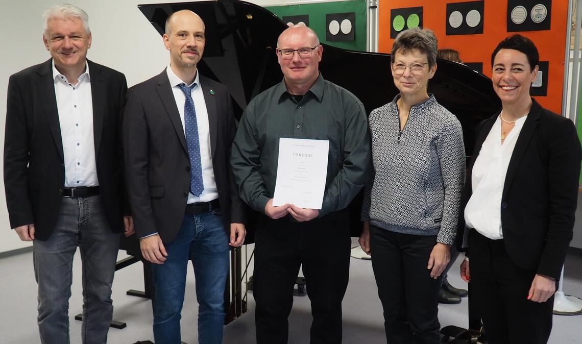 Michael Kuhnle (Mitte) freut sich gemeinsam mit (v.li.) Jörg-Michael Teply (Bürgermeister Wurmberg), Stefan Röttele (Staatliches Schulamt Pforzheim), Schulleiterin Monika Becker und Gunilla Bahlo (Staatliches Schulamt Pforzheim) über seine Amtseinführung. Fotos: Müller