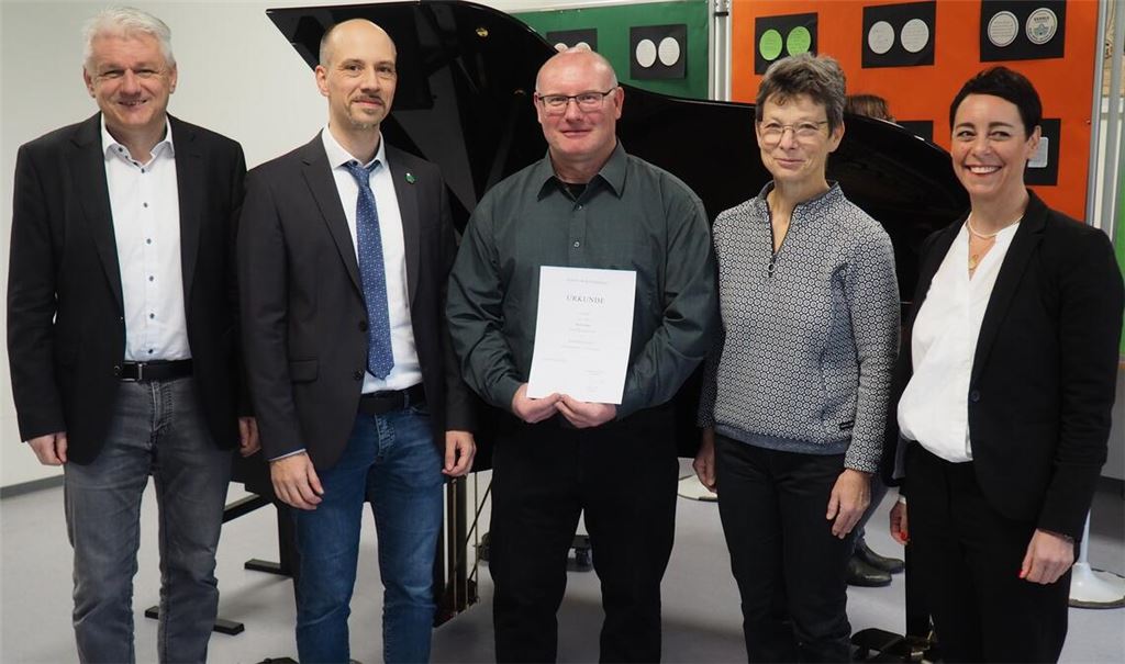 Michael Kuhnle (Mitte) freut sich gemeinsam mit (v.li.) Jörg-Michael Teply (Bürgermeister Wurmberg), Stefan Röttele (Staatliches Schulamt Pforzheim), Schulleiterin Monika Becker und Gunilla Bahlo (Staatliches Schulamt Pforzheim) über seine Amtseinführung. Fotos: Müller