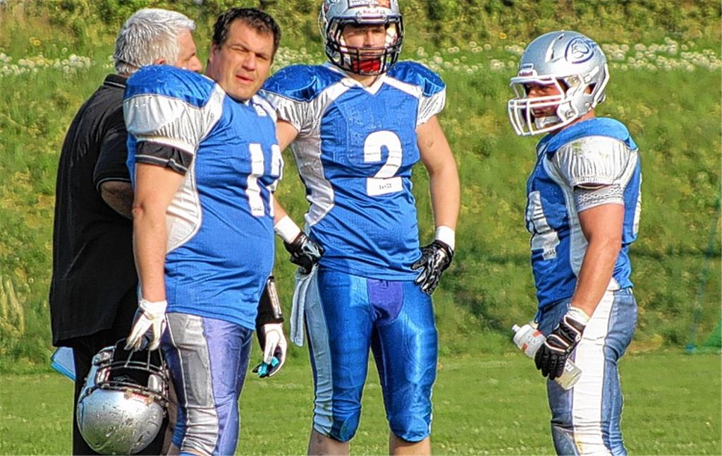 Michael Lang aus Mühlhausen/Enz (li.) ist der Defense-Captain der Pforzheim Wilddogs. Foto: privat