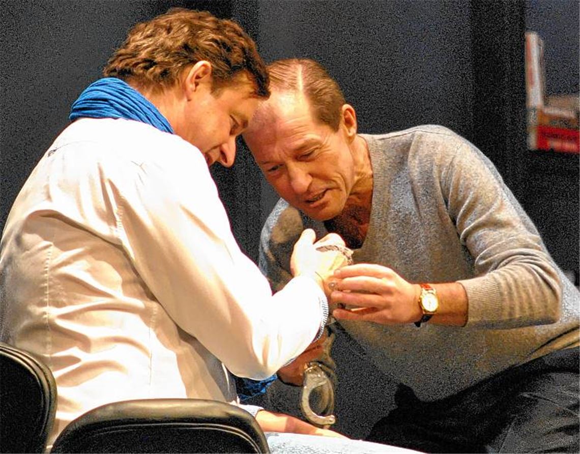 Michael Lesch (re.) spielt den einst berühmten Autor Sidney Bruhl, der sich in einer Schaffenskrise befindet.