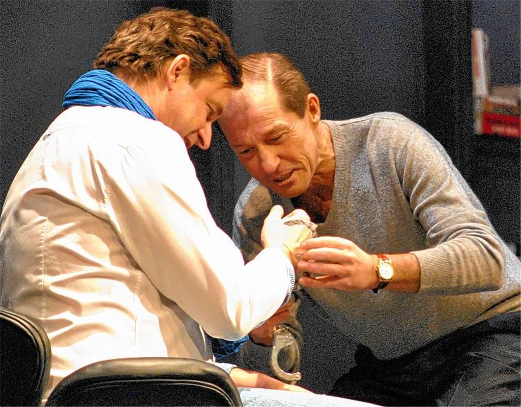 Michael Lesch (re.) spielt den einst berühmten Autor Sidney Bruhl, der sich in einer Schaffenskrise befindet.