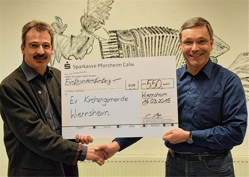 Michael Nagel (re.) bei der Übergabe der Spende mit Pfarrer Matthias Back.