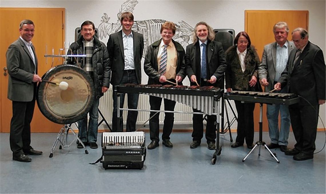 Michael Nagel (v.li.), Gemeinderat Rainer Zundel, Marco Kühnle, Bürgermeister Karlheinz Oehler, Hajo Raich (Molitor-Stiftung), Ingrid Schneider, Gemeinderat Karl Retter und Rolf Scheuermann.