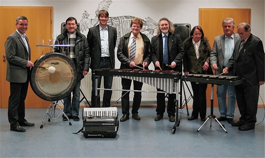 Michael Nagel (v.li.), Gemeinderat Rainer Zundel, Marco Kühnle, Bürgermeister Karlheinz Oehler, Hajo Raich (Molitor-Stiftung), Ingrid Schneider, Gemeinderat Karl Retter und Rolf Scheuermann.