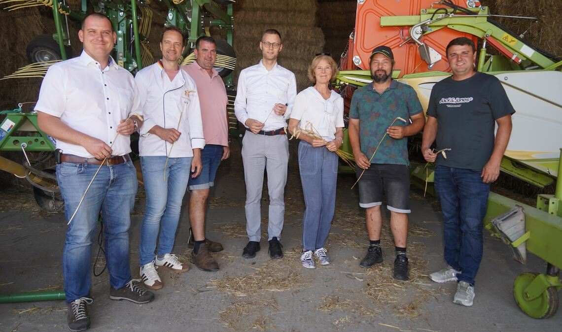 Michael Neubauer von der BayWa, Ralf Jäkle von der Bäcker-Innung, Joachim Fuchs vom Bauernverband, Enzkreis-Dezernent Holger Nickel, Amtsleiterin Corinna Benkel, Landwirt David Bolay und Abteilungsleiter Michael Mauer (v.li.) in Lienzingen. Fotos: Roller