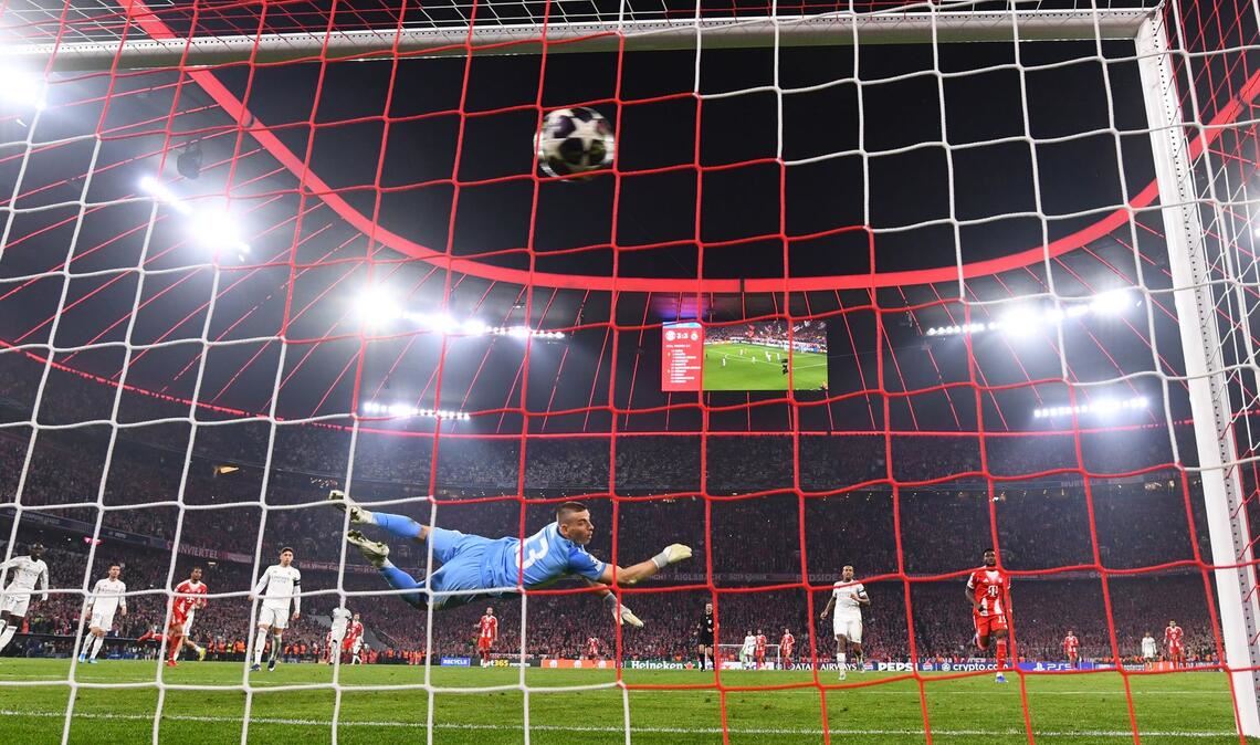 Michael Olise von Bayern trifft zum entscheidenden 4:3 gegen Real Madrid im Viertelfinal-Rückspiel.