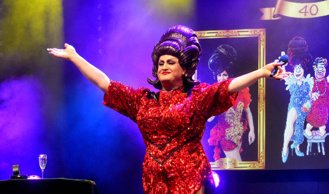 Michael Panzer alias „Frl. Wommy Wonder“ begeistert beim zweiten Auftritt beim Ferienfestival „SommerevENZ“. Fotos: Stahlfeld