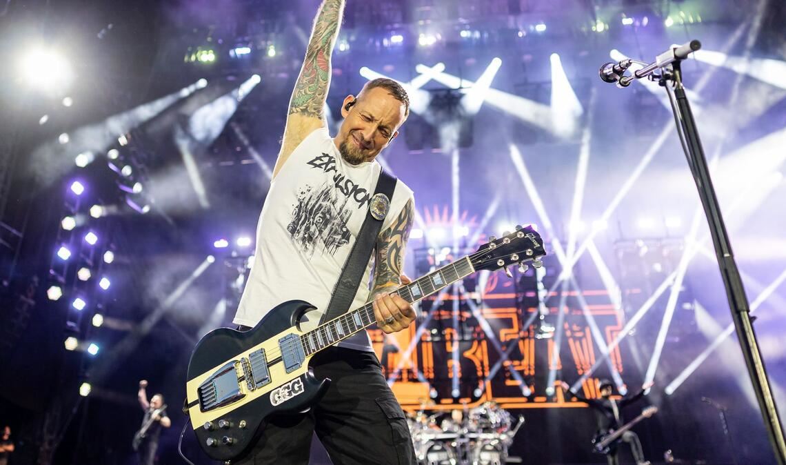 Michael Poulsen, Sänger und Gitarrist der dänischen Metal-Band Volbeat, steht mit seiner Band auf der Bühne beim Open-Air-Festival Rock im Park.