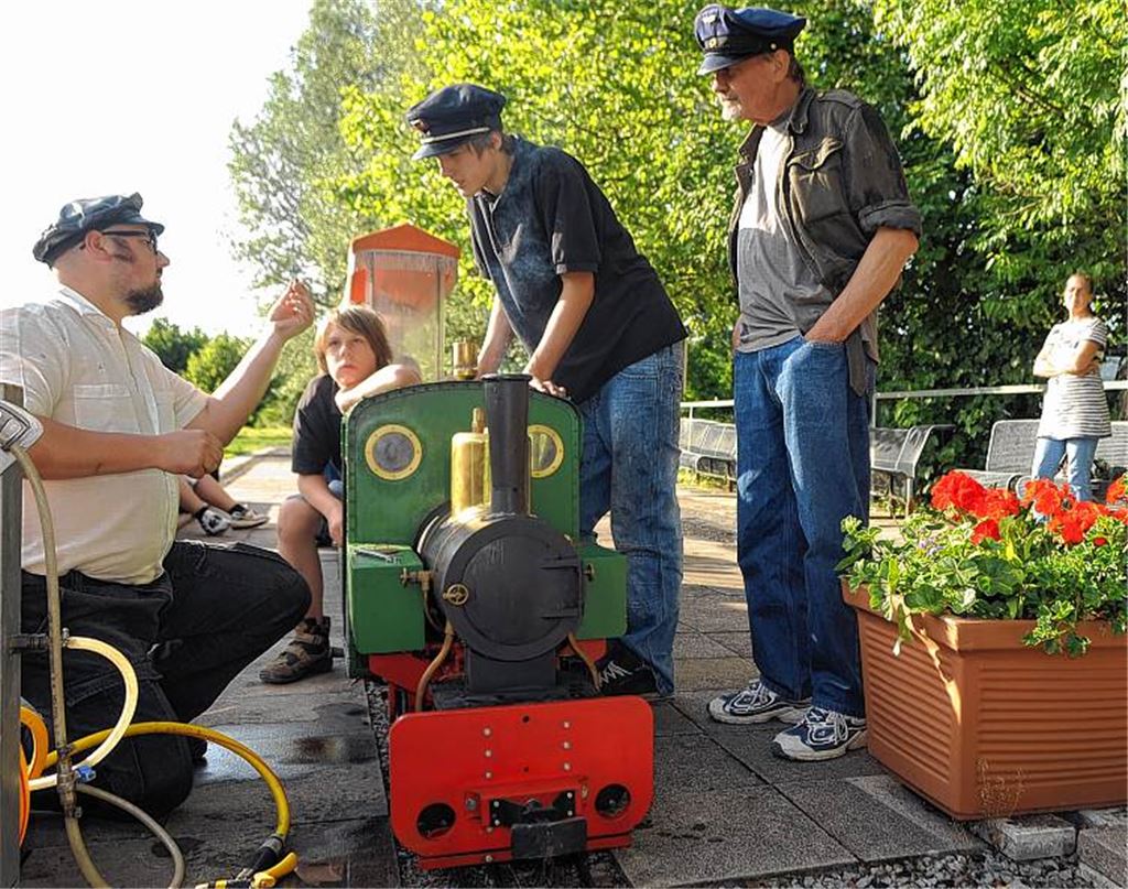 Michael Schuster (li.) vermittelt beim Lichterfest technische Details.