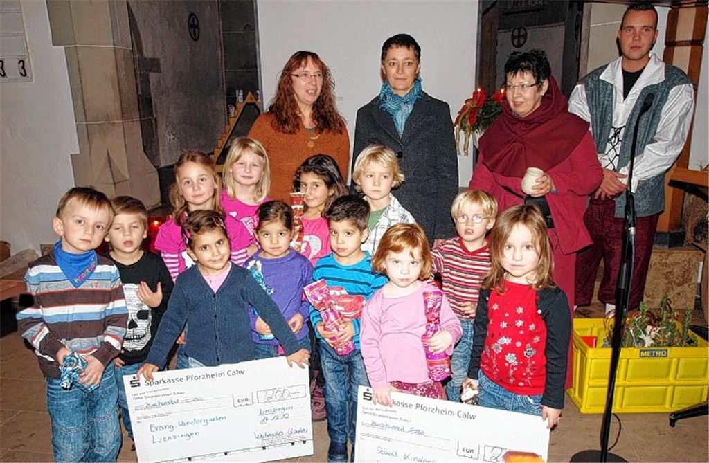 Michael Schwab und Ursula Stierle (hinten v. re.) übergeben die Spenden. Foto: Appich