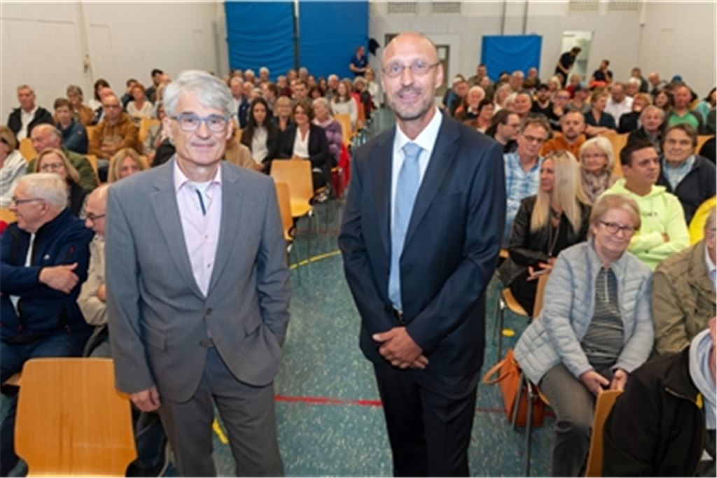 Michael Schwarz (li.) und Norman Tank stellen sich als Kandidaten für die Bürgermeisterwahl knapp 250 Menschen in der Ölbronner Gemeindehalle vor. Fotos: Fotomoment