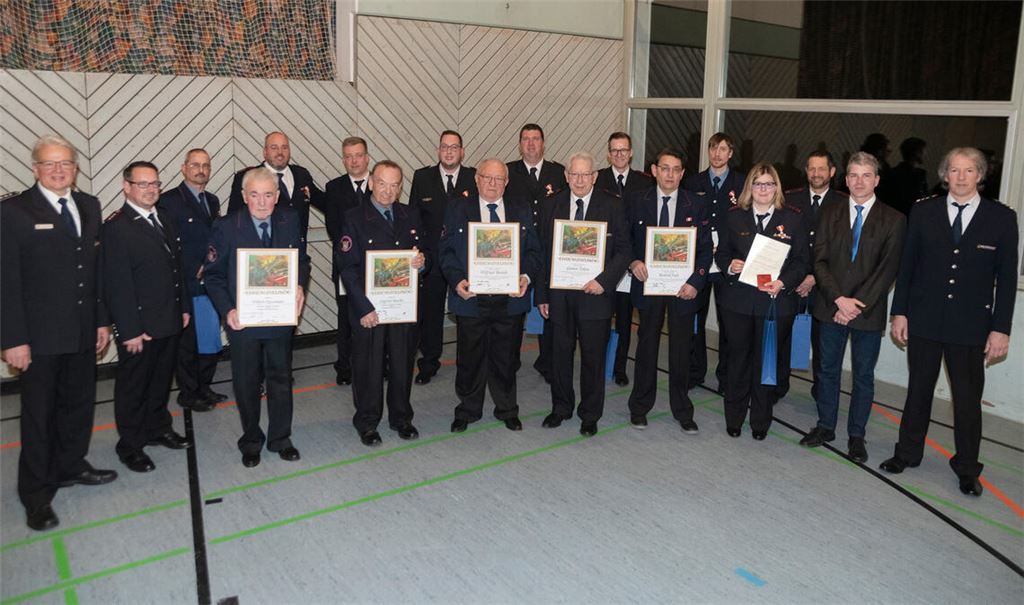 Michael Szobries und Joachim Straub (v. li.) sowie Ralph Küppers und Matthias Enz (v. re.) ehren verdiente Kräfte. Foto: Fotomoment