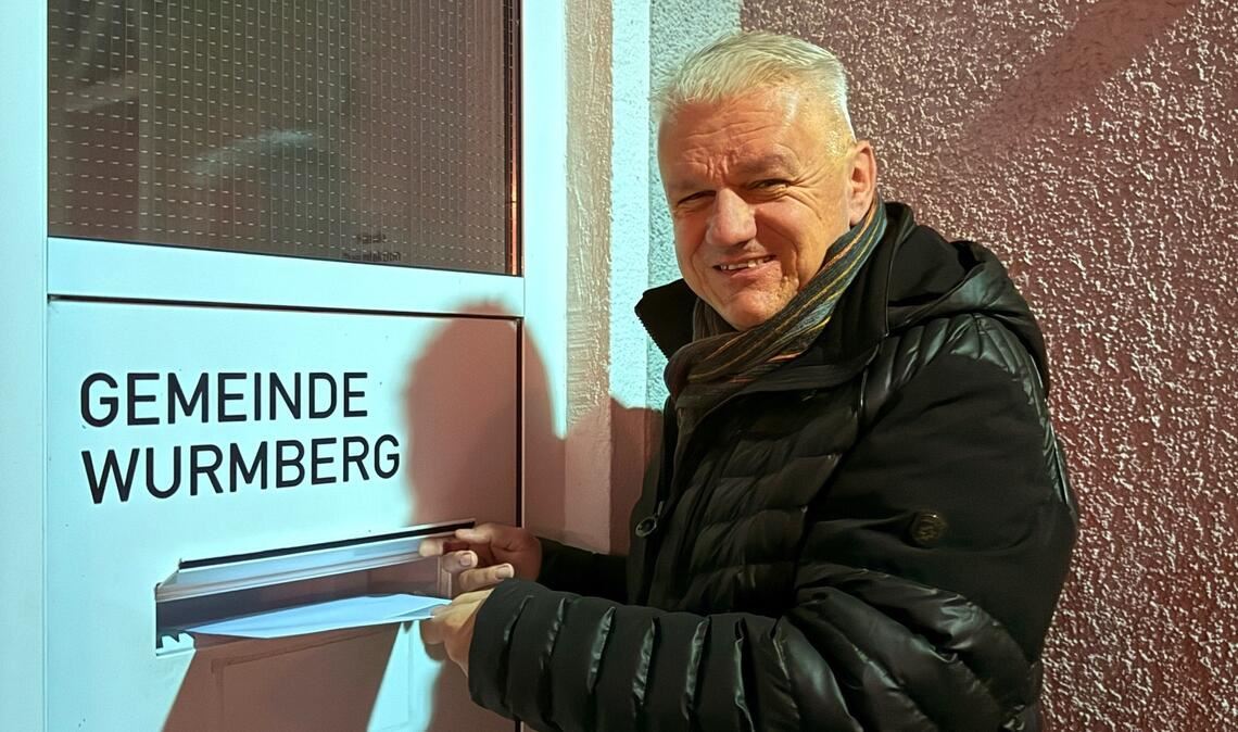 Michael Teply wirft die Bewerbungsunterlagen für eine dritte Amtszeit ein. Foto: privat