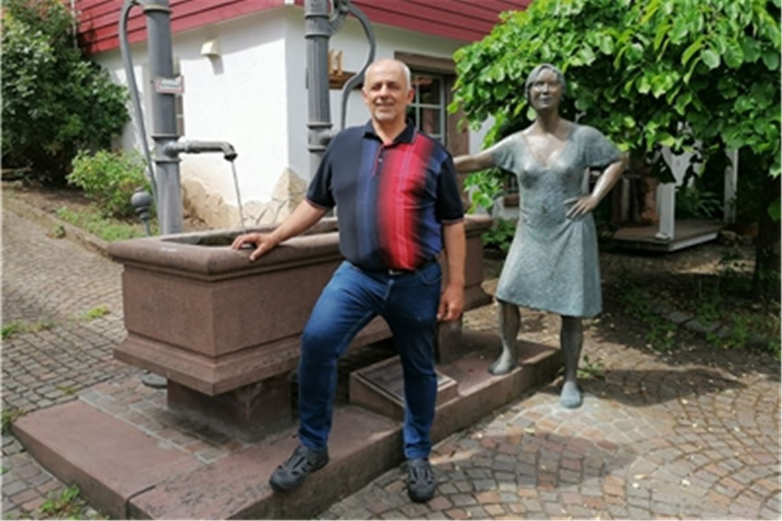 „Ich spüre eine Wechselstimmung“ Michael Thomsen am Brunnen vor dem Rathaus in Schützingen. Sein eigentliches Ziel ist aber das Rathaus in Illingen, wo er Bürgermeister Harald Eiberger ablösen möchte. Foto: privat