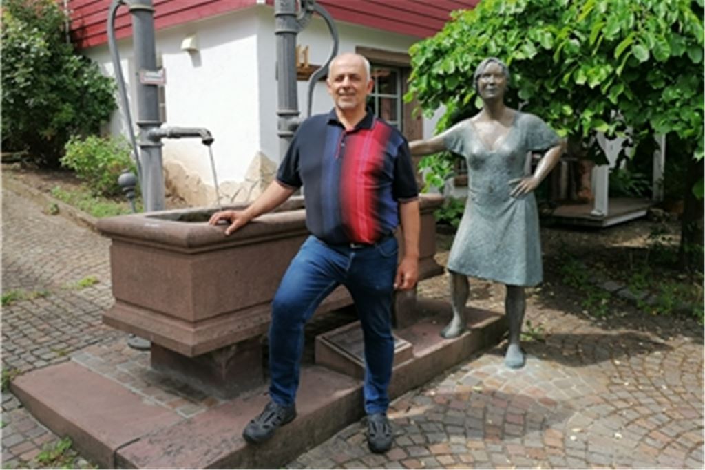 Michael Thomsen am Brunnen vor dem Rathaus in Schützingen. Sein eigentliches Ziel ist aber das Rathaus in Illingen, wo er Bürgermeister Harald Eiberger ablösen möchte. Foto: privat
