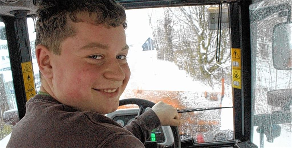 Michael Weigel lässt sich vom anhaltenden Schneefall nicht die gute Laune verderben, obwohl er in den vergangenen Nächten mehr auf der Straße als im Bett war. 