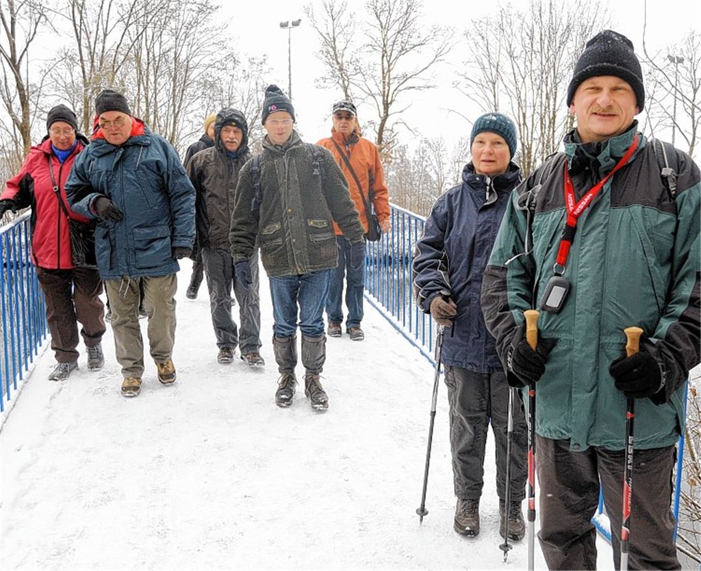 Michael und Tina Meinhardt (von rechts) kommen aus Ludwigshafen nach Mühlacker, um am Winderwandern teilzunehmen.