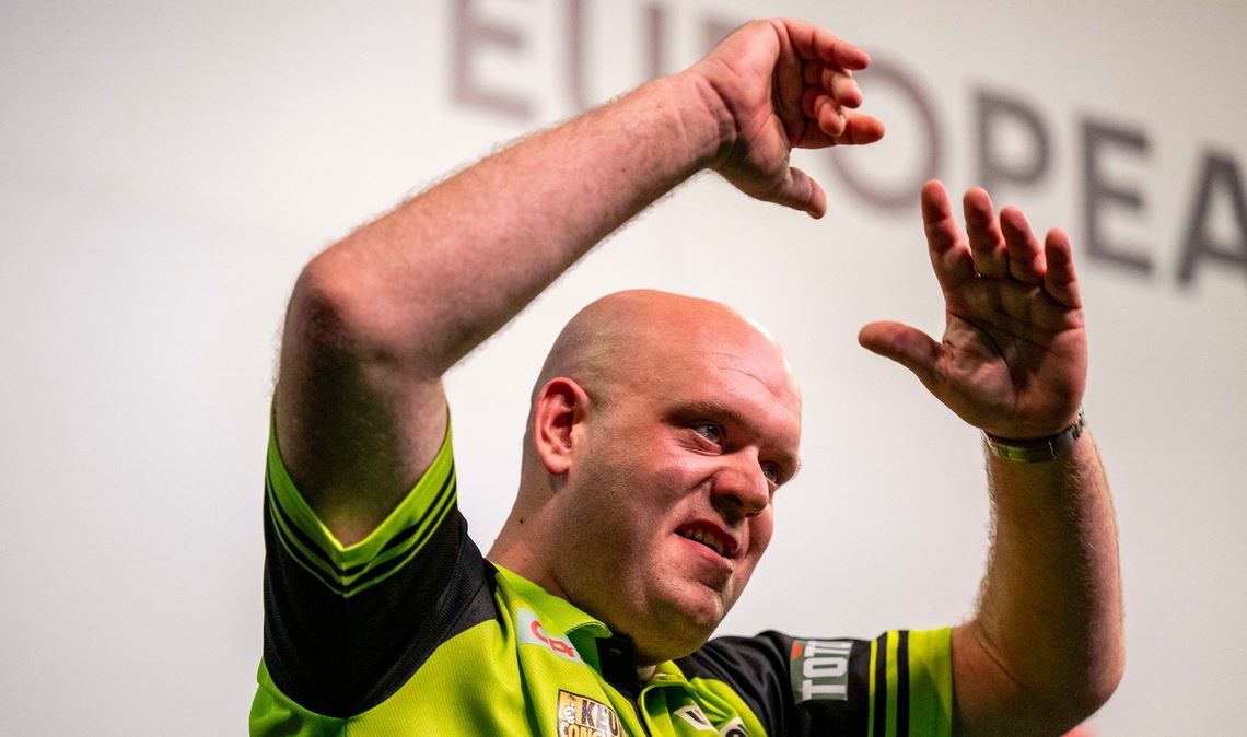 Michael van Gerwen grüßt die Fans in Dortmund und scheidet dann leider aus.