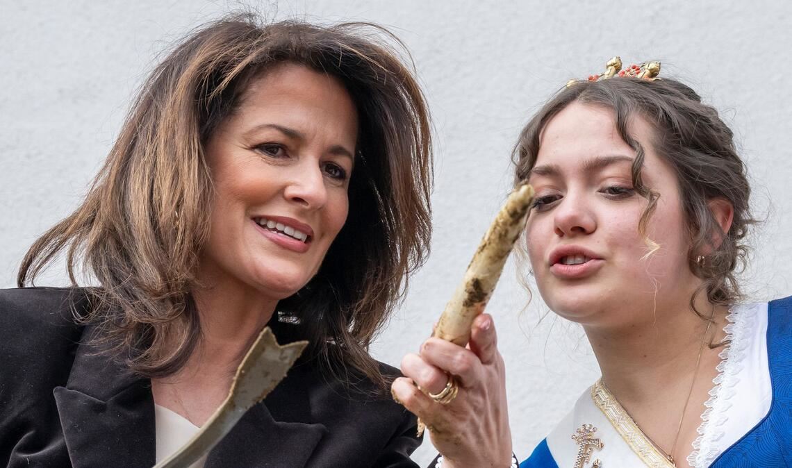 Michaela Kaniber, (l, CSU) Staatsministerin für Ernährung, Landwirtschaft und Forsten, und Franziska Schweiger, amtierende Spargelkönigin 2025/2026, eröffnen auf dem Viktualienmarkt die Spargelsaison.