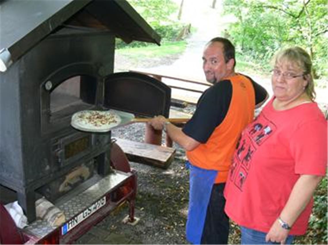 Michaela und Willi Walter bewirten die Gäste auf dem Schlossberg. 
Foto: Garhöfer