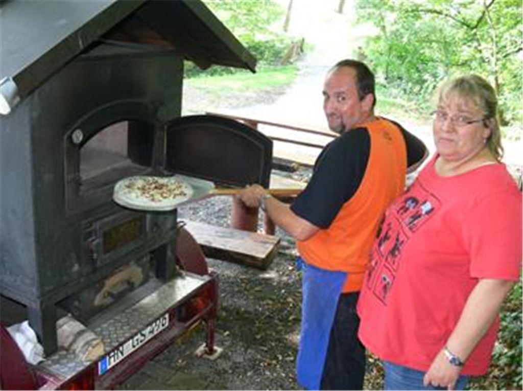 Michaela und Willi Walter bewirten die Gäste auf dem Schlossberg. 
Foto: Garhöfer