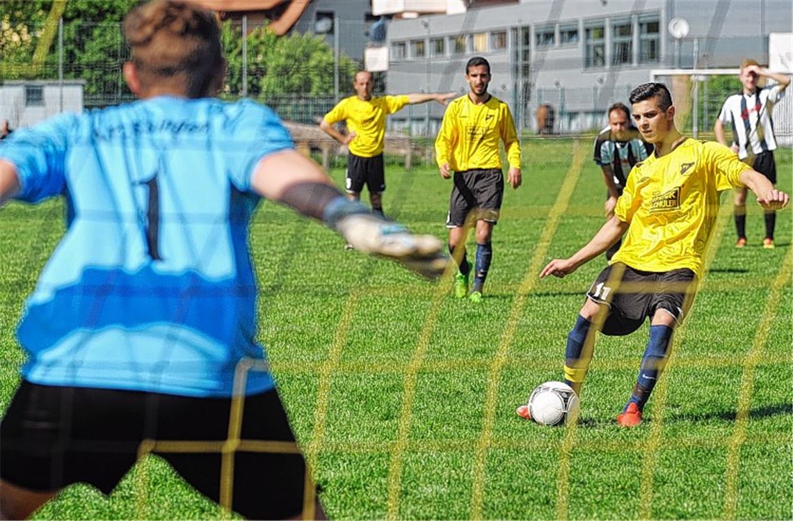 Michele Barbitta (re.) erzielt per Foulelfmeter kurz vor der Pause die 2:0-Führung, die den FV Lienzingen gegen die Ersinger Reserve endgültig auf die Siegerstraße bringt.
