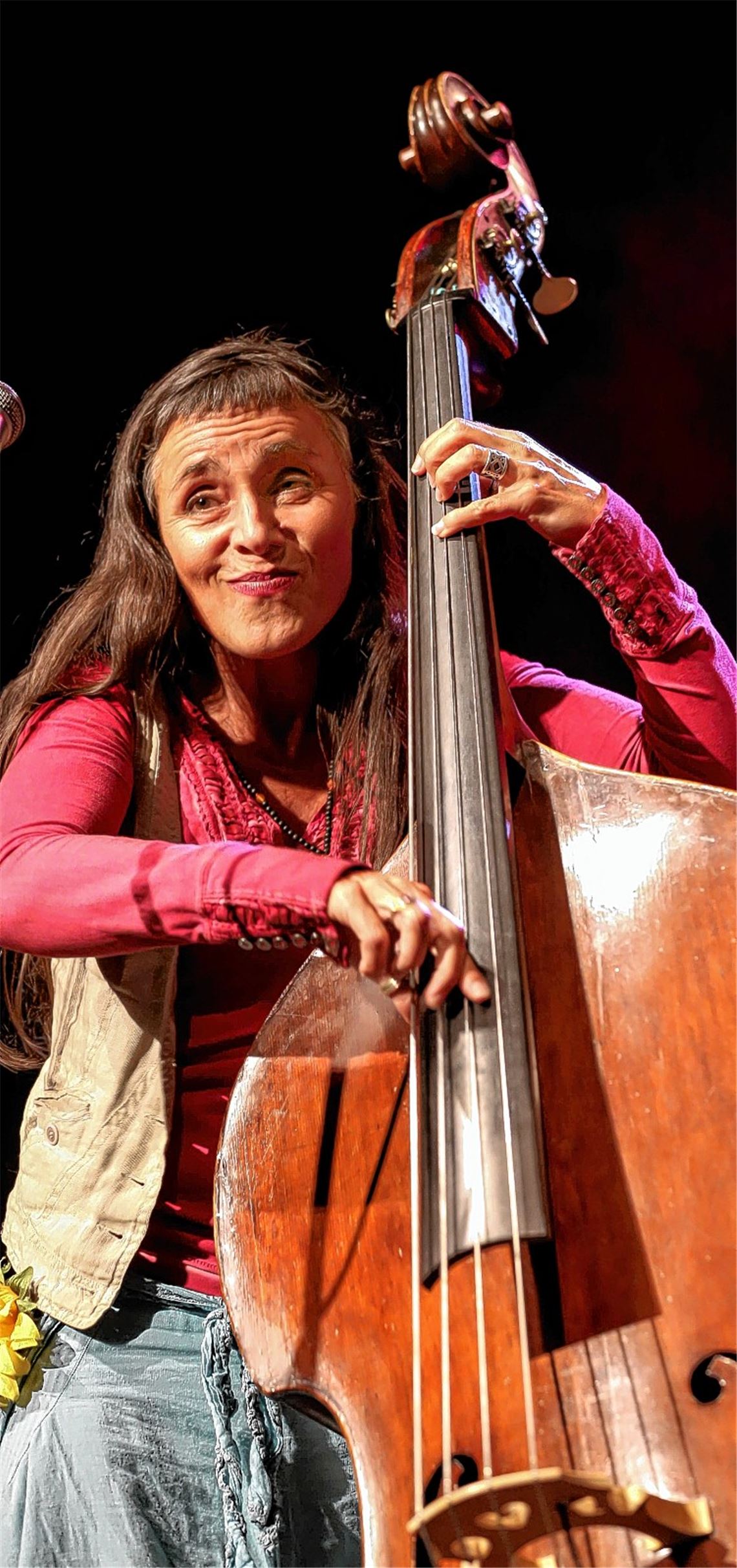 Miene Costa und ihre Musikerkollegen von Monaco Baggage liefern einen Parforce-Ritt, während Signora del Feo lästert, was das Zeug hält, und Maddin Schneider ungehemmt drauflosbabbelt. Fotos: Hansen