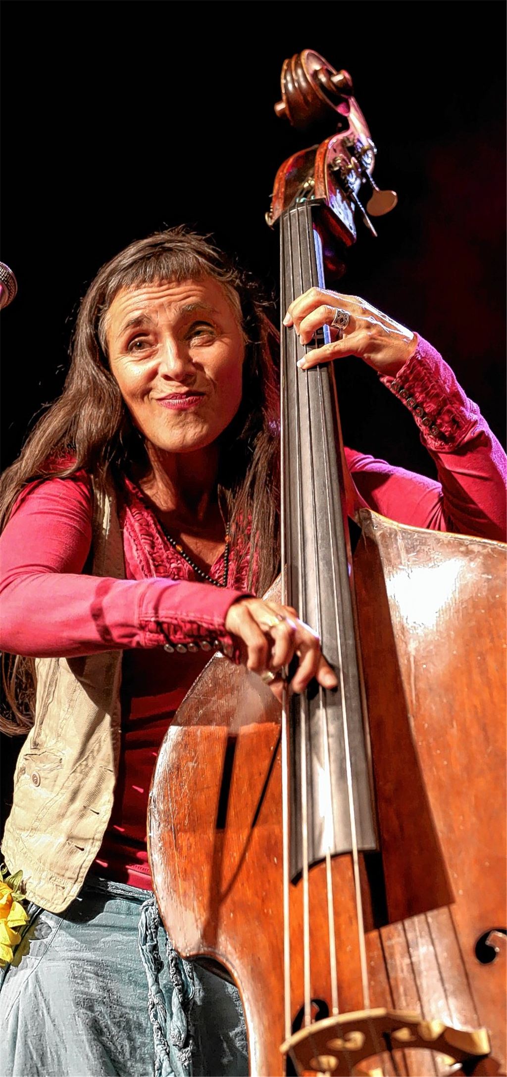 Miene Costa und ihre Musikerkollegen von Monaco Baggage liefern einen Parforce-Ritt, während Signora del Feo lästert, was das Zeug hält, und Maddin Schneider ungehemmt drauflosbabbelt. Fotos: Hansen