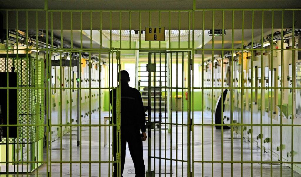 Miese Arbeitsbedingungen: Ein Gefängnisbeamter schließt eine Gittertür im Gefängnis von Saint-Martin-de-Re.