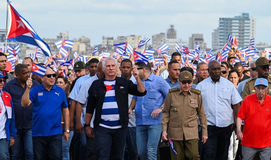 Miguel Diaz-Canel (Mitte, links) und Raul Castro (Mitte, rechts) demonstrierten 2024 gegen die USA