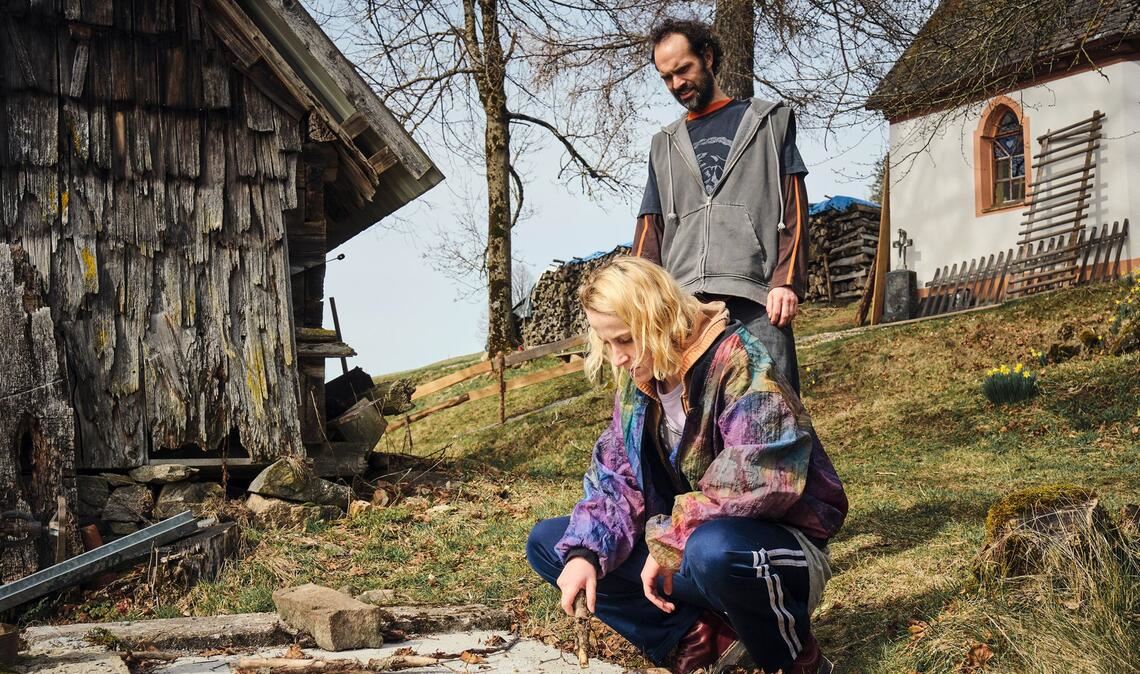 Mika will von Reini wissen, was die Betonplatte im Garten des Hofes verbirgt.