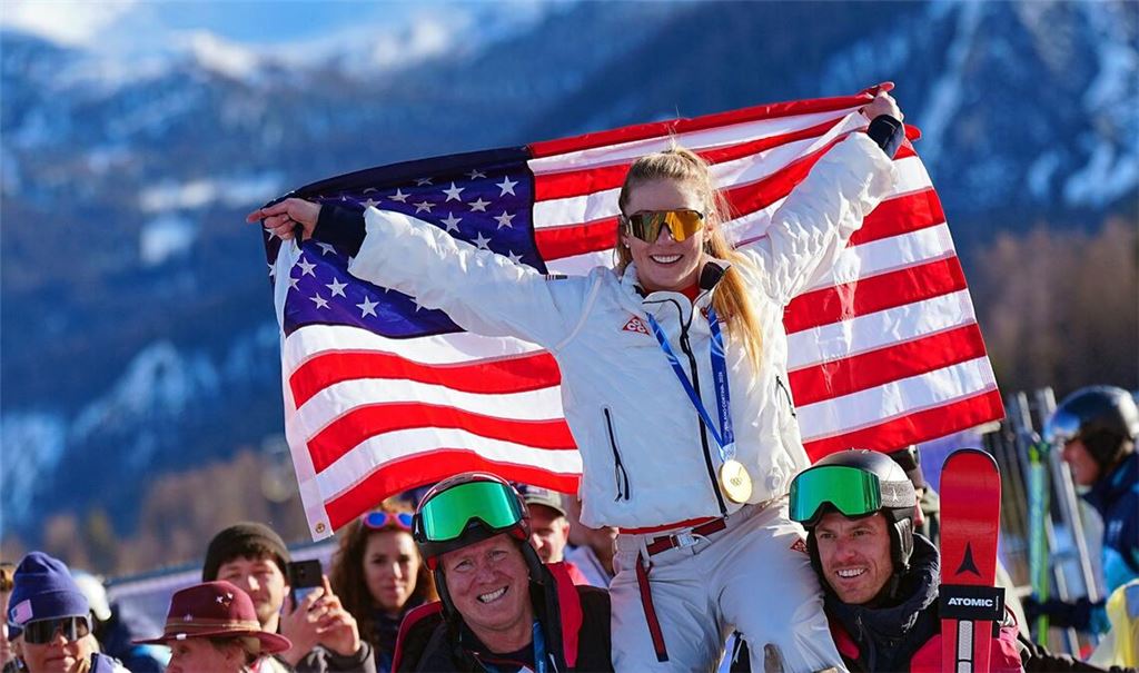 Mikaela Shiffrin feierte ihren Olympiasieg in Cortina d’Ampezzo, dachte danach aber auch an die gescheiterte Kollegin aus Deutschland.