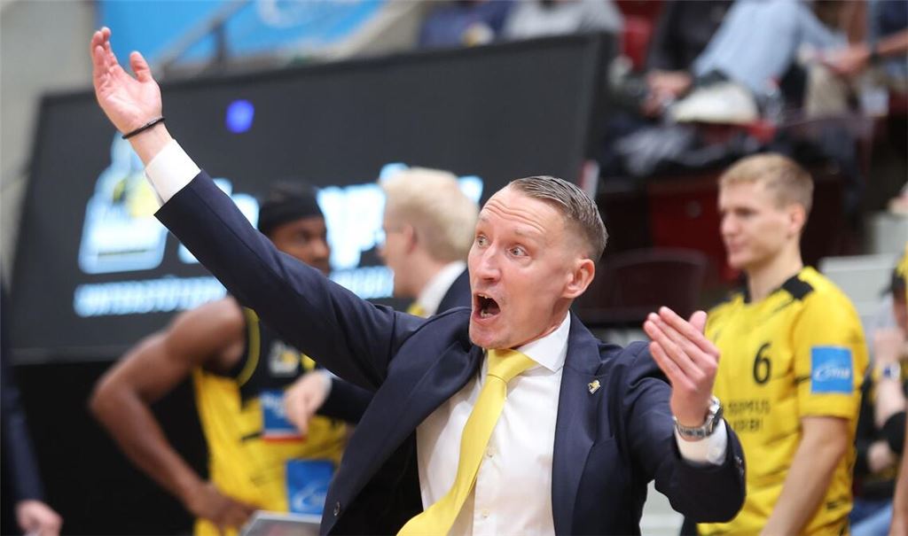 Mikko Riipinen kann mit dem Auftritt seiner Riesen nicht zufrieden sein.