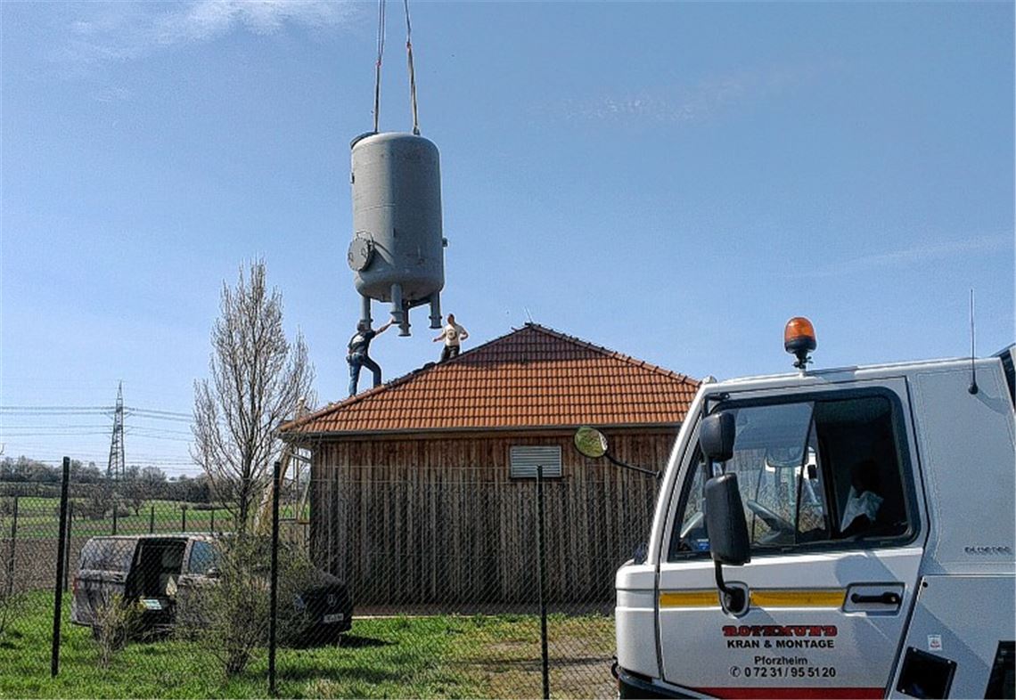 Millimeterarbeit: Der zusätzliche Sandfilter wird durch das Dach gehievt.
