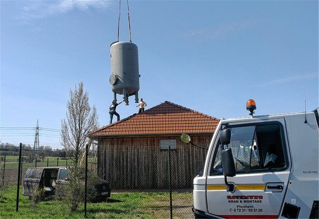 Millimeterarbeit: Der zusätzliche Sandfilter wird durch das Dach gehievt.