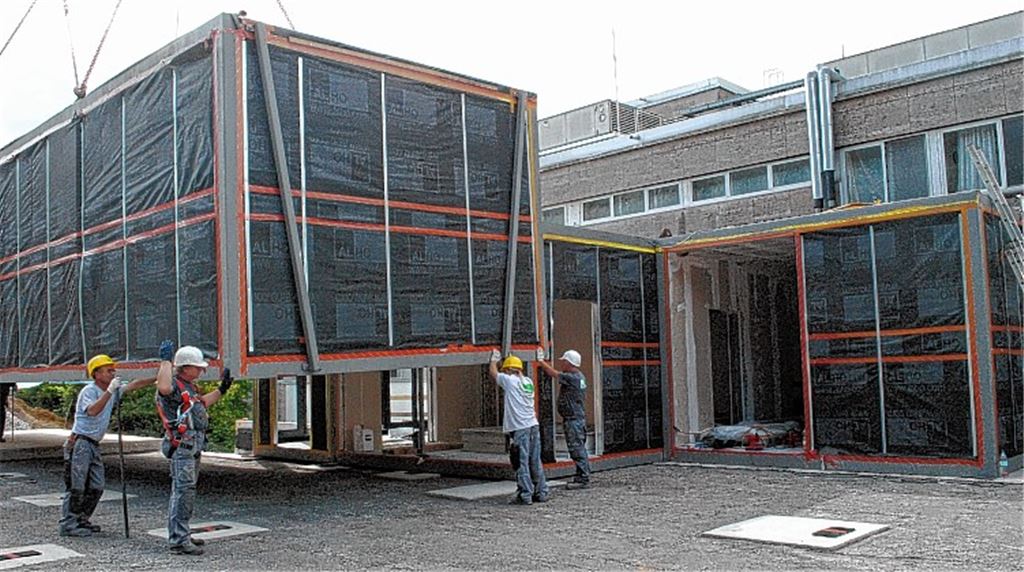 Millimeterarbeit: Die tonnenschweren Module der radiologischen Praxis am Krankenhaus Mühlacker müssen passgenau aneinandergesetzt werden.