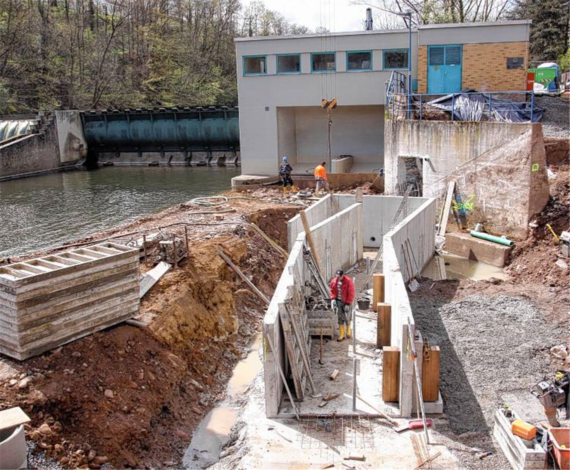 Millionen-Projekt in Mühlacker: Am Stauwerk der Stadtwerke ist der Bau einer Fischtreppe – im Fachdeutsch Umgehungsgerinne – in vollem Gange. Abteilungsleiter Uwe Pfisterer erläutert das aufwendige Vorhaben, das im Zusammenhang mit der Gartenschau 2015 von großer ökologischer Bedeutung ist. Die Fertigstellung des Bauwerks ist für Ende Juli geplant.
