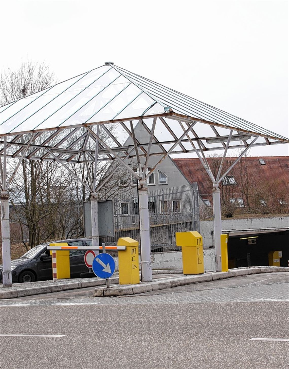 Millionenprojekt: Die Tiefgarage Stadtmitte – das linke Bild zeigt den Eingang an der Hindenburgstraße – muss saniert werden. Rechtes Bild: Flickenteppich auf der Spindel. 