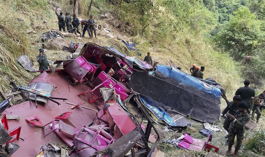 Mindestens 15 Tote bei Busunglück in Sri Lanka.