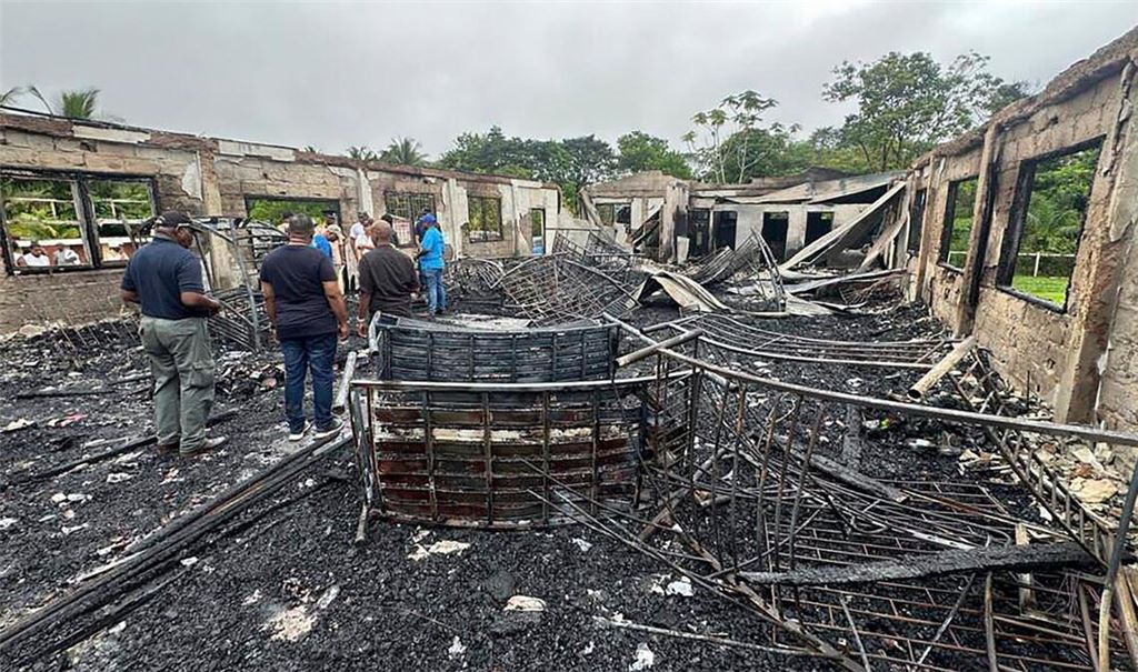 Mindestens 20 Menschen sterben beim Brand in einem Schlafsaal an einer Schule im südamerikanischen Guyana.