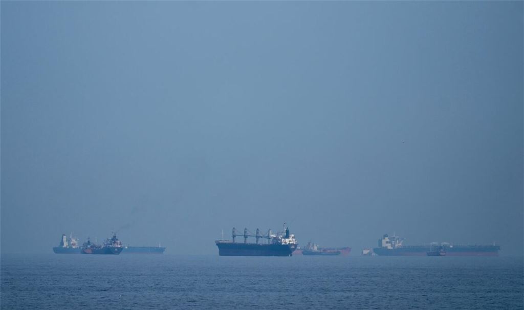 Mindestens 50 Schiffe deutscher Reedereien sollen im Golf festsitzen. (Archivbild)