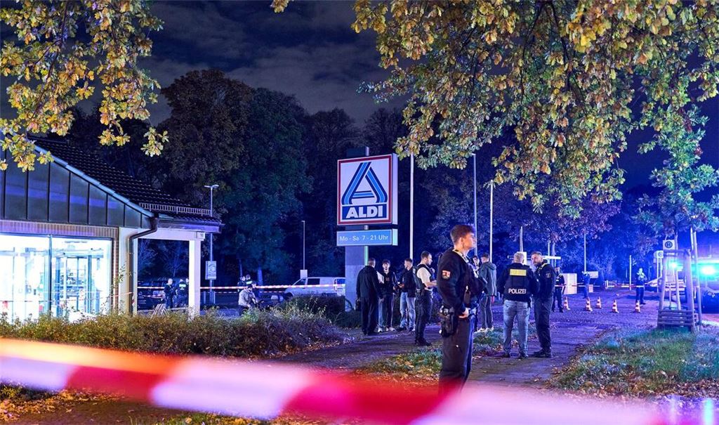 Mindestens eine Person wurde verletzt und in ein Krankenhaus gebracht.